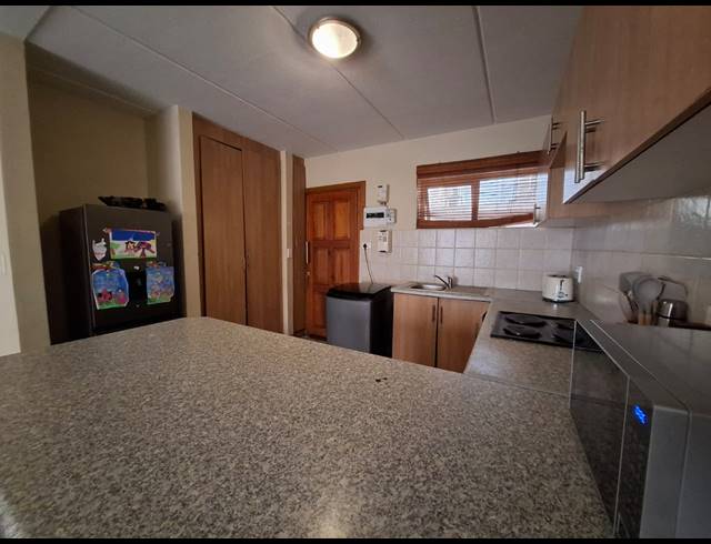 2 BEDROOM APARTMENT FOR SALE IN VANDERBIJLPARK SE 4